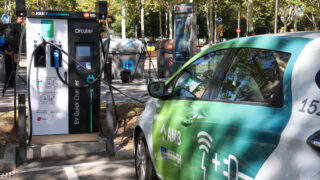 Primera electrolinera del AMB alimentada con energía de la frenada del metro